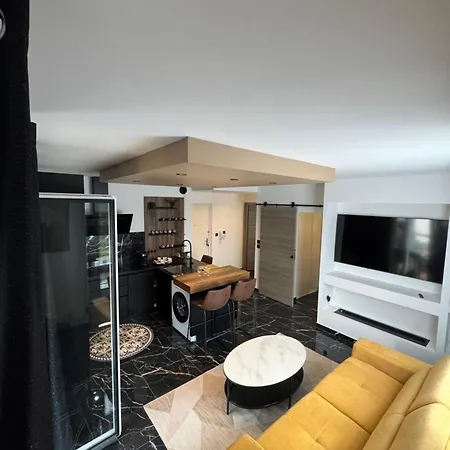 Garden Apartment *